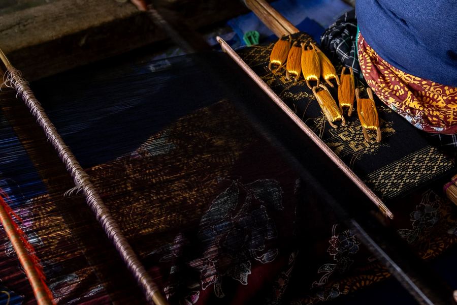 Indonesia, Lombok, Weaving